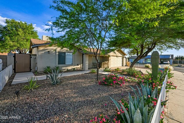 5833 W JOHN CABOT Road, Glendale, AZ 85308