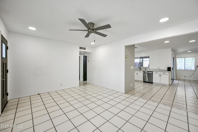 5833 W JOHN CABOT Road, Glendale, AZ 85308