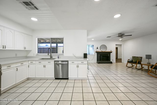 5833 W JOHN CABOT Road, Glendale, AZ 85308