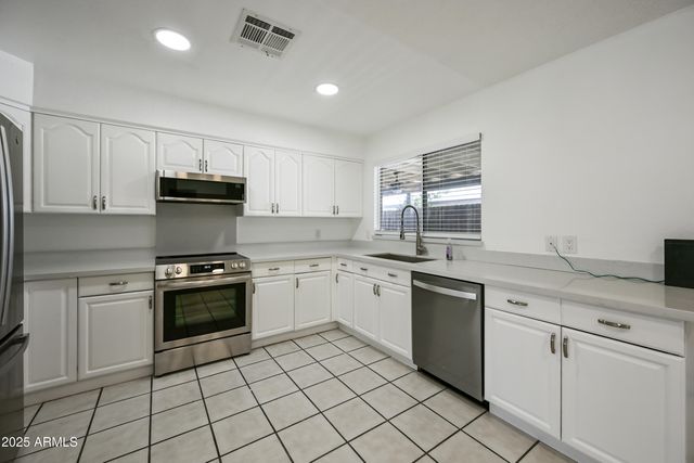5833 W JOHN CABOT Road, Glendale, AZ 85308