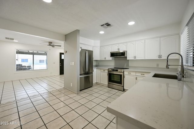 5833 W JOHN CABOT Road, Glendale, AZ 85308