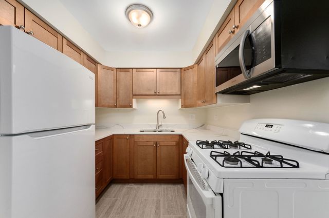 1303 N Baldwin Court 2D, Palatine, IL 60074