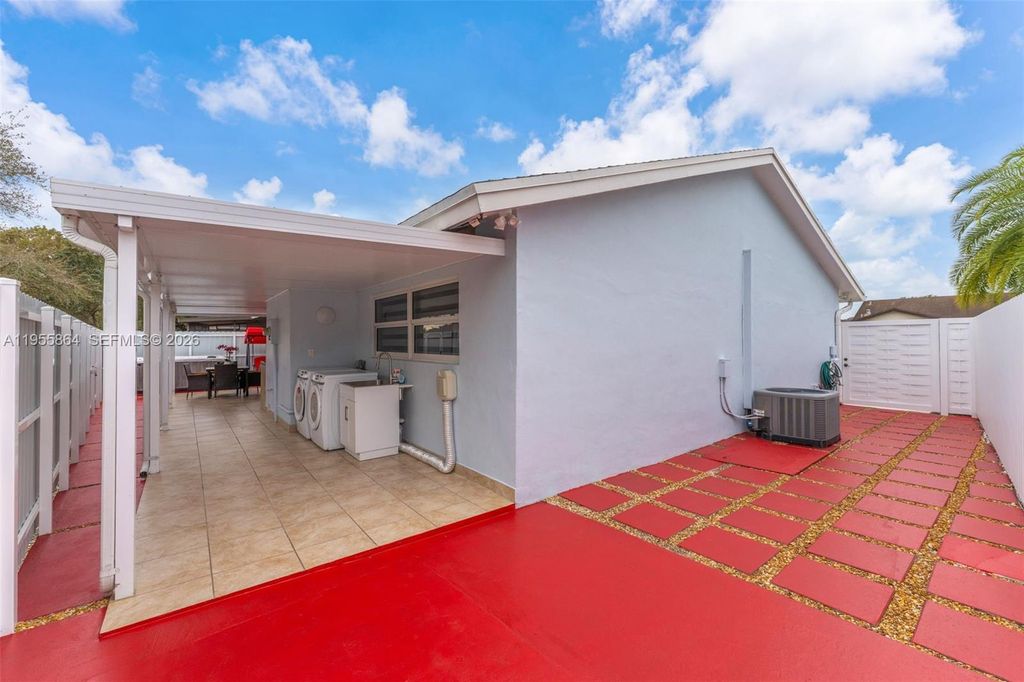 Image 27 of property listing at 4321 SW 138th Ct, Miami, FL 33175