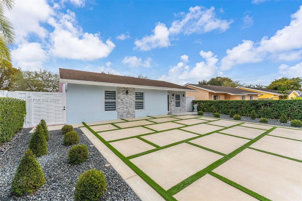 Image 3 of property listing at 4321 SW 138th Ct, Miami, FL 33175