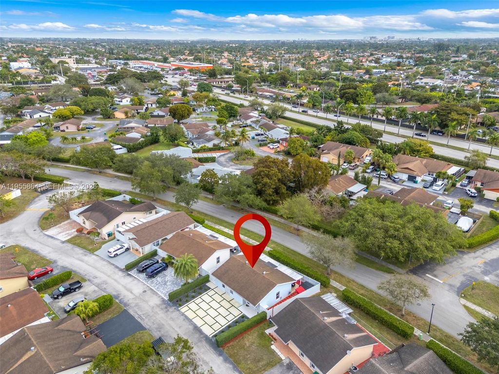 Image 38 of property listing at 4321 SW 138th Ct, Miami, FL 33175