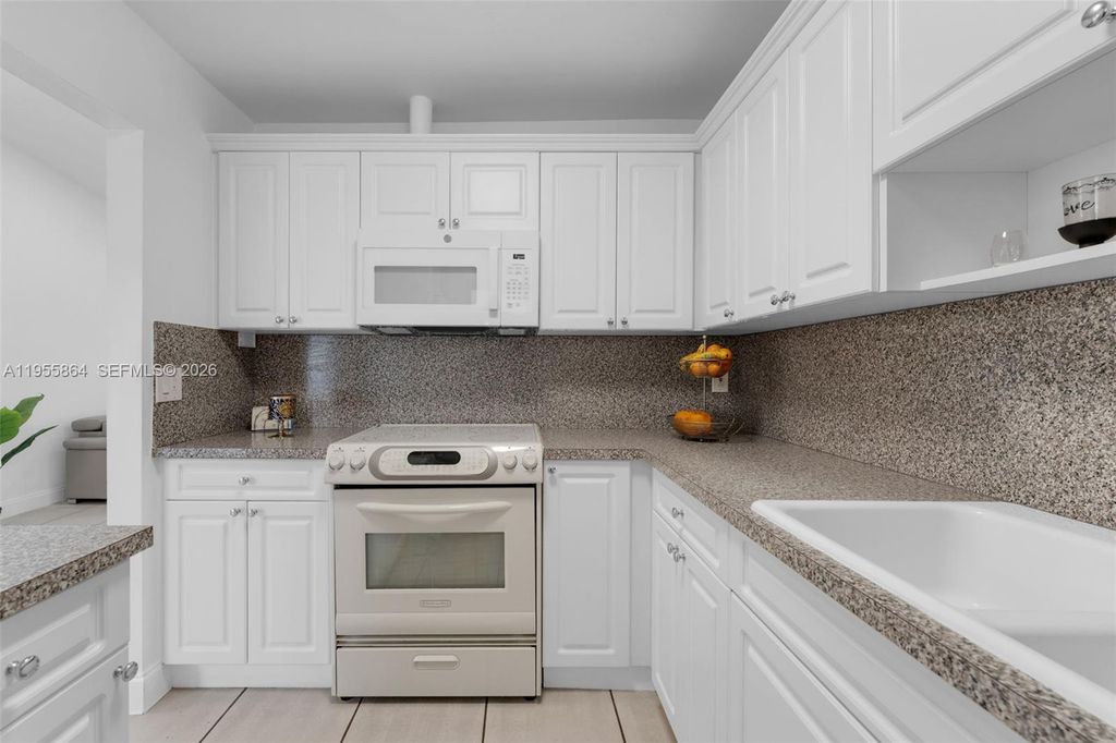 Image 8 of property listing at 4321 SW 138th Ct, Miami, FL 33175