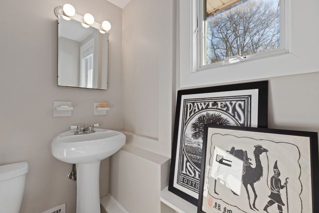 31 Downing St, Norwood, MA 02062