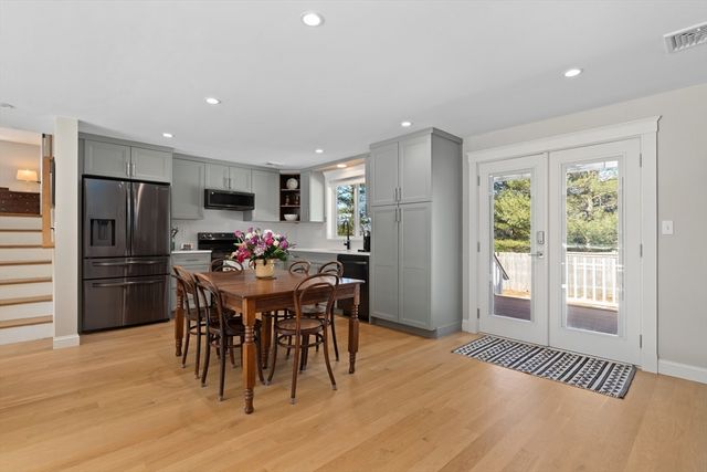 31 Downing St, Norwood, MA 02062