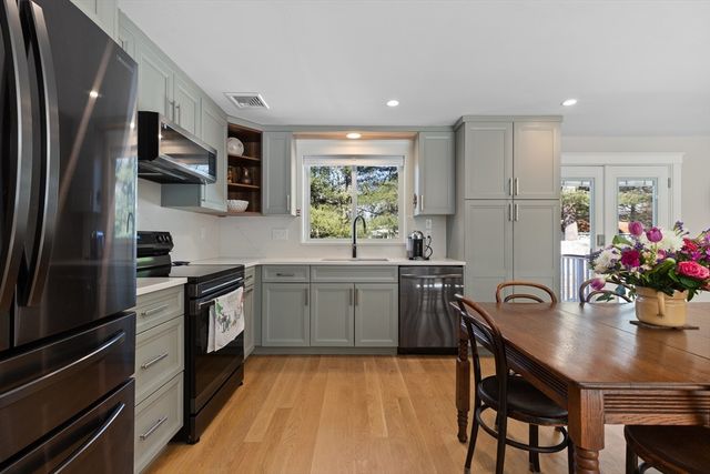 31 Downing St, Norwood, MA 02062