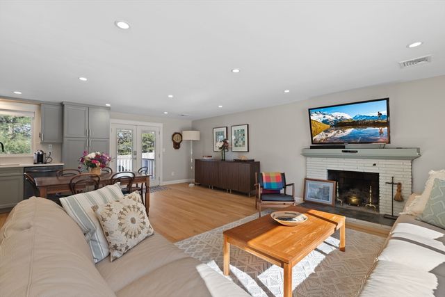 31 Downing St, Norwood, MA 02062