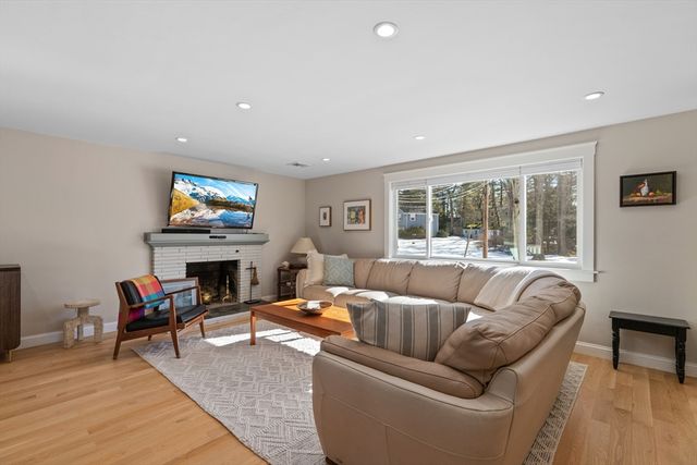 31 Downing St, Norwood, MA 02062