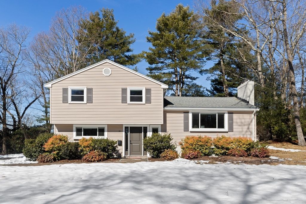 31 Downing St, Norwood, MA 02062