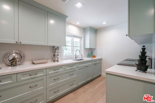 10821 Savona Road, Los Angeles, CA 90077