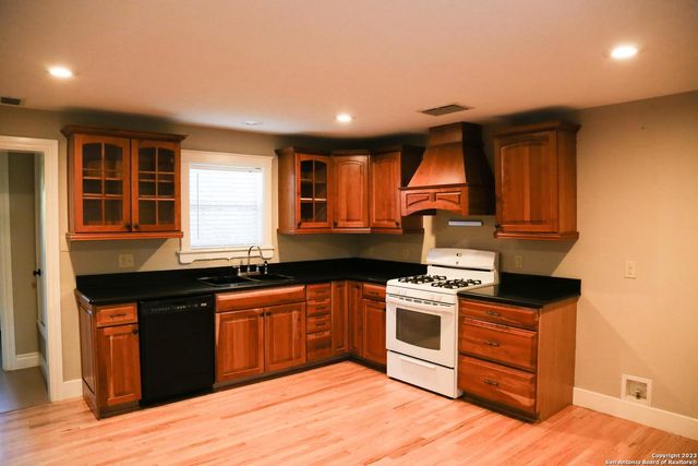 208 S WINSTON LN, Castle Hills, TX 78213
