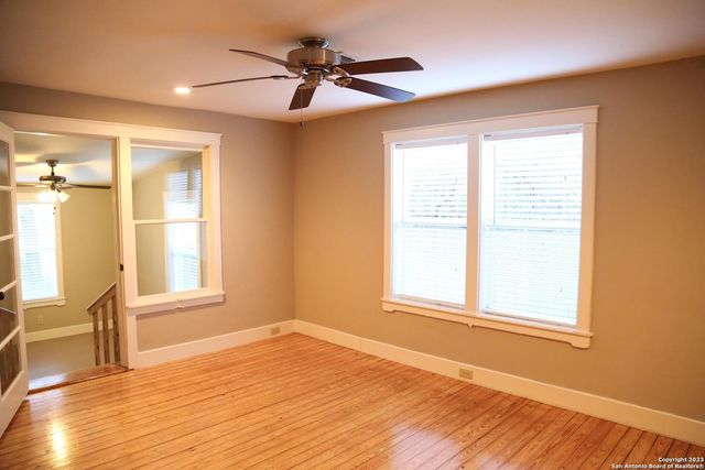 208 S WINSTON LN, Castle Hills, TX 78213