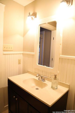 208 S WINSTON LN, Castle Hills, TX 78213