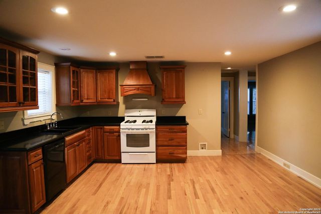 208 S WINSTON LN, Castle Hills, TX 78213