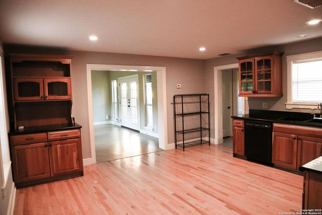 208 S WINSTON LN, Castle Hills, TX 78213