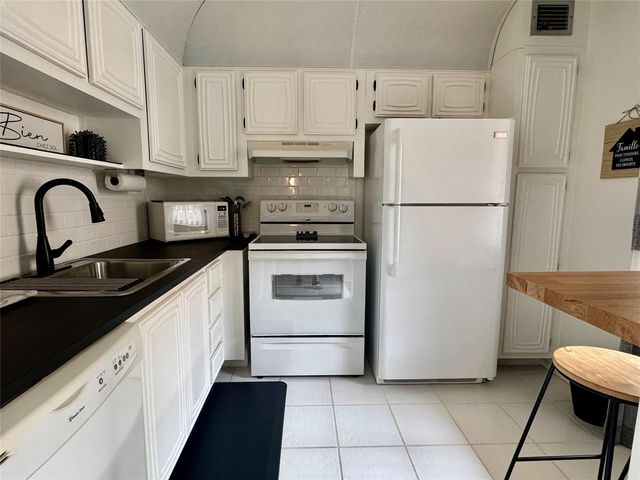 2811 Somerset Drive 206, Lauderdale Lakes, FL 33311