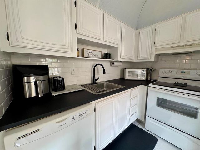 2811 Somerset Drive 206, Lauderdale Lakes, FL 33311