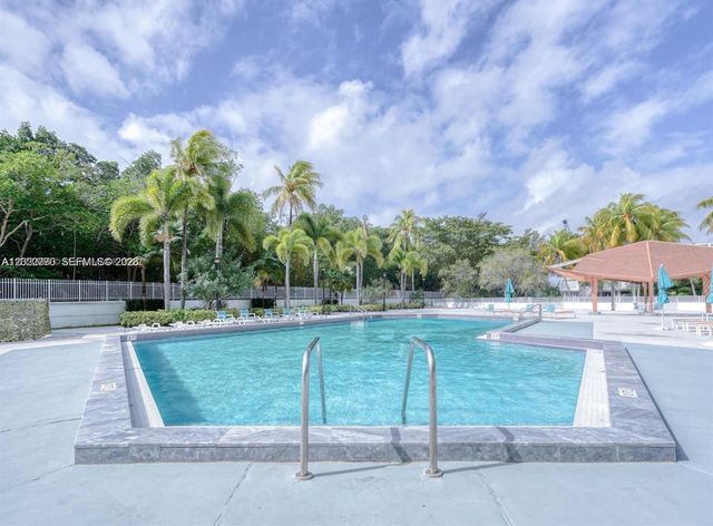100 Bayview Dr 208, Sunny Isles Beach, FL 33160