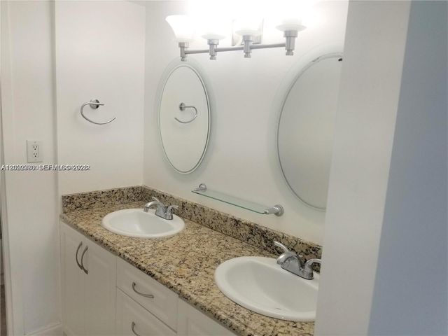 100 Bayview Dr 208, Sunny Isles Beach, FL 33160