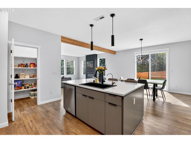 717 Ne 382ND St, La Center, WA 98629