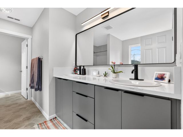 717 Ne 382ND St, La Center, WA 98629