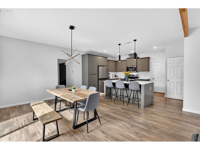 717 Ne 382ND St, La Center, WA 98629