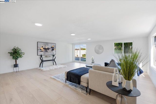 4023 Roland Dr, Concord, CA 94521