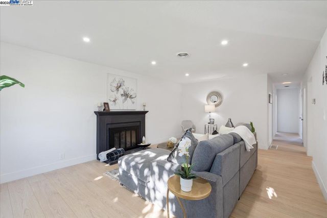 4023 Roland Dr, Concord, CA 94521