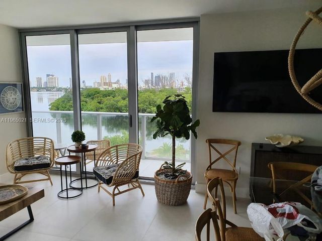 16385 Biscayne Blvd 507, North Miami Beach, FL 33160