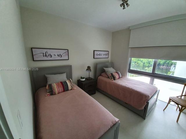 16385 Biscayne Blvd 507, North Miami Beach, FL 33160