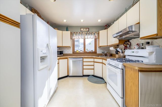 1065 Russell Street, Franklin Square, NY 11010