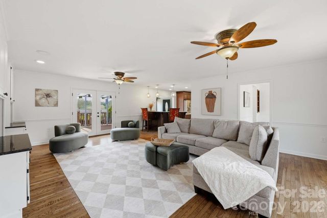 3811 Pinecrest Drive NE, Hickory, NC 28601