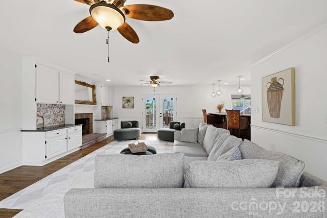 3811 Pinecrest Drive NE, Hickory, NC 28601