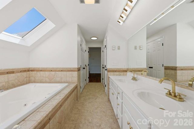 3811 Pinecrest Drive NE, Hickory, NC 28601
