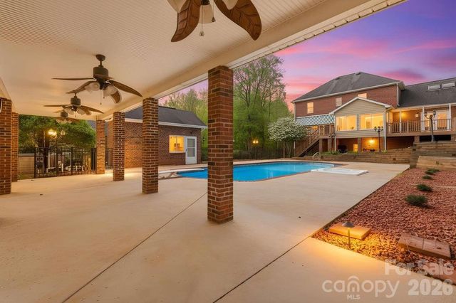 3811 Pinecrest Drive NE, Hickory, NC 28601