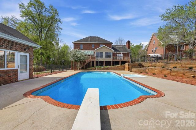3811 Pinecrest Drive NE, Hickory, NC 28601