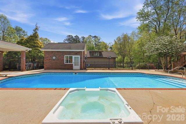 3811 Pinecrest Drive NE, Hickory, NC 28601