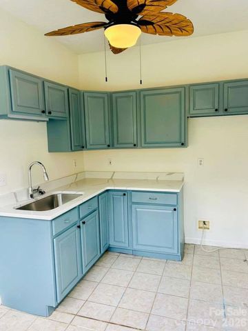 3811 Pinecrest Drive NE, Hickory, NC 28601