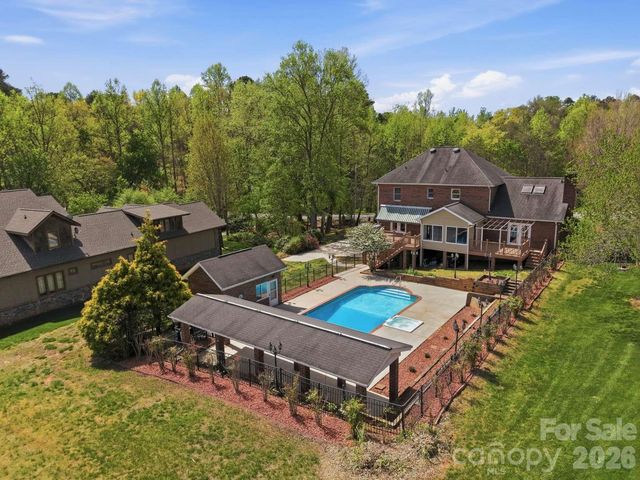 3811 Pinecrest Drive NE, Hickory, NC 28601