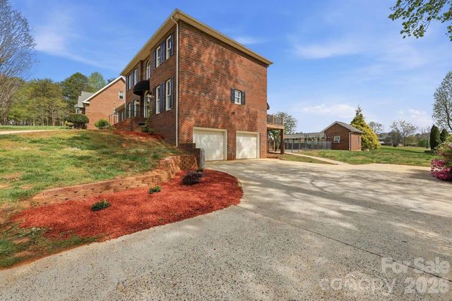 3811 Pinecrest Drive NE, Hickory, NC 28601