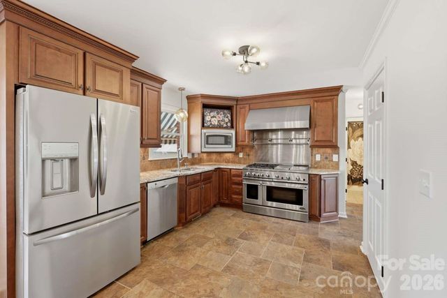 3811 Pinecrest Drive NE, Hickory, NC 28601