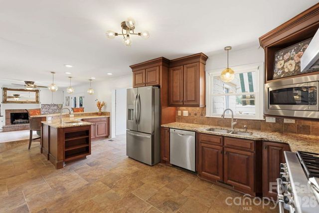 3811 Pinecrest Drive NE, Hickory, NC 28601