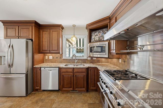 3811 Pinecrest Drive NE, Hickory, NC 28601