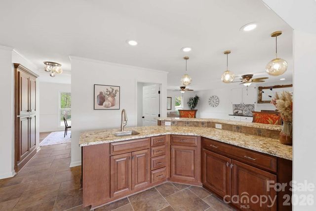 3811 Pinecrest Drive NE, Hickory, NC 28601
