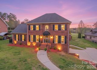 3811 Pinecrest Drive NE, Hickory, NC 28601