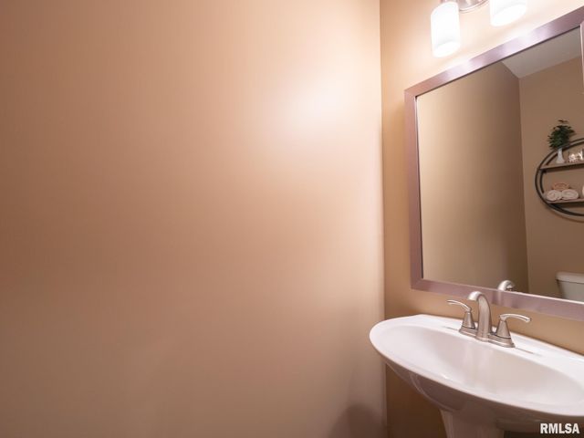 11216 N Blackstone Court, Dunlap, IL 61525