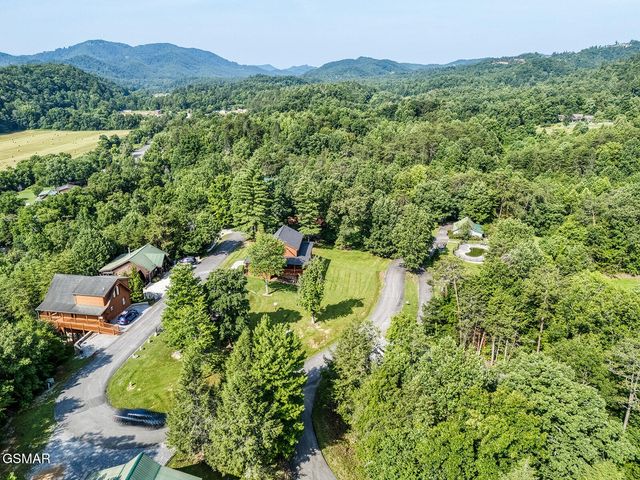 2028 Piney Overlook Lane, Sevierville, TN 37862